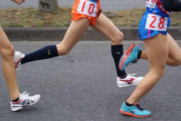 高校駅伝女子でアクシデント　タスキ渡した後に2年生が倒れる　心配続出、肩を借りて立ち上がる