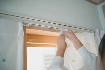 カーテンを洗えば完璧？　掃除のプロが指摘する見落としがちな掃除場所とは