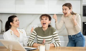 母に「年末ジャンボ1等なら500万円あげる」と言われた！ 実際「1等の確率」はどのくらいですか？ 宝くじは“非課税”ですし、もらっても税金はかからないですよね？「税金・当せん率」を確認