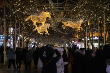 「氷の都」を彩る中央大街のイルミネーション　中国・ハルビン