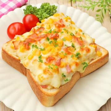 【冬の朝ごはんはコレ一択】「食べるまで10分」「レンジとトースターでラクラク」コーングラタントーストレシピ