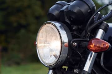 日照時間が短い今こそ！バイクのヘッドライト黄ばみを落とす簡単メンテ術