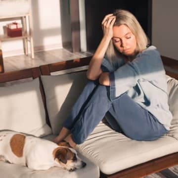 犬を最優先にしすぎることで起こるリスクとは？飼い主が陥りやすい状況や対策まで