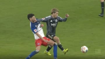 これは… 堂安律、まさかの“顔面に一発”「エグいな」「堂安強いなw」強烈タックルを回避→相手が吹っ飛ぶ