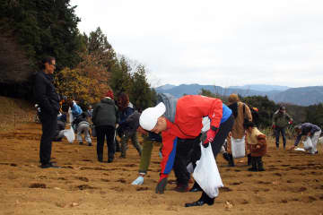 クマが山で餌を確保できる環境へ　神奈川・南足柄の山中でドングリまき　人里への出没防止、広がる賛同
