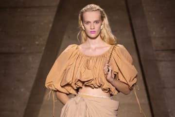 クロエ 2026年春夏コレクション - 伝統と革新の狭間で