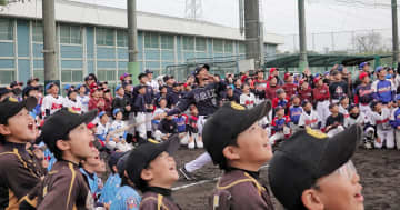 横浜隼人高OBが野球教室　年末恒例、オリックス・宗佑磨ら11人が小学生に技伝授