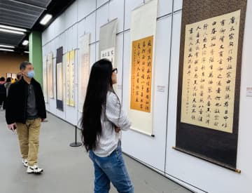 中国・天津で著名書家、田蘊章さんの作品展開催