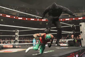 突如現れた“謎のフード男”の正体とは？ 素顔を見せるも会場は「変な空気」に…一体なぜ？ ファン困惑「長期離脱だったから…」