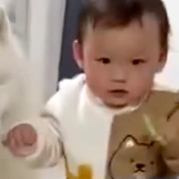 よちよちと歩く1歳の男の子→『転ばないかな？』と心配する大型犬が…まるで『本当の姉』のような行動に2万いいね「幸せオーラすごい」「感動」