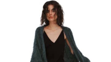 【明日なに着る？】使える秘訣は「長くてふわふわ」コート未満のニットカーディガン