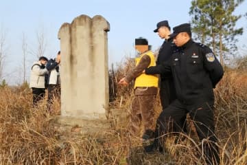 壁を突き破り170万元相当の金を盗んだ男を刑事拘留、一部を先祖の墓に埋める―中国