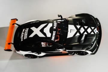 BMW、M4 GT3エボをアニメ『BLEACH』とのコラボカラーに。ミュンヘンのBMWヴェルトで1月10日まで展示