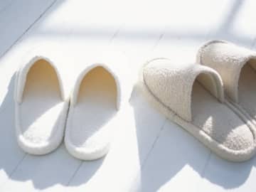 実は“5つの汚れ”で不衛生な「スリッパ」、実際どれくらい汚いの？ 洗い方や頻度は？