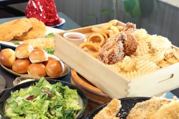 チキン好き集まれ！難波で「色気より食い気」な「クリスマスチキン食べ放題」パーティー