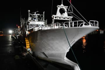 30歳の航海士 “居眠り” が原因で120トンの大型漁船が『防波堤』につっこみ “乗務員重傷” ネットで話題に「首の骨を折る重症ってやばくないか…」「このデカさの船で居眠り運航するとは…」