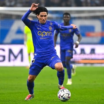 モナコ南野拓実、担架でピッチを後に。両手で顔を覆う…地元紙は「深刻なようだ」とレポート。森保ジャパンに新たな負傷者