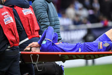 W杯に影響か…日本代表の南野拓実が顔を覆い担架で運ばれ退場。モナコ勝利も、現地メディア「膝を傷めたか」