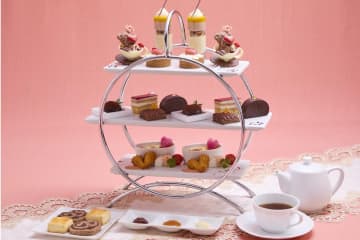 ロイヤルパークホテルのバレンタインアフタヌーンティー、“ハートを届ける”くまのチョコレート細工など
