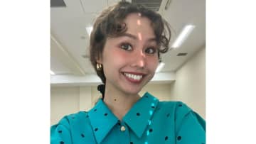 「成長にびっくり」peco 7歳息子との2ショット公開！アメリカのディズニー満喫する様子やクリスマスコーデを着こなす姿に「ほんわかします」と反響