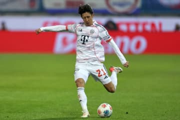 先発出場の伊藤洋輝が追加点を演出！　バイエルン、年内ラストマッチを“4発完勝”で飾る