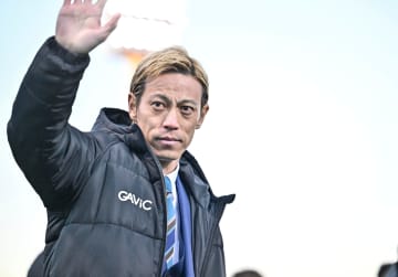 ｢本田エグくて草｣本田圭佑→｢ルーレット上手いな｣香川真司の｢エモすぎる｣ホットライン弾にファン大興奮！ 柏木陽介氏の引退試合“ガチ勝負”で見事な連係から先制ゴール！