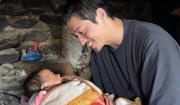 東出昌大「うちの子も5ヶ月なんです」赤ちゃんをあやす姿にファンほっこり「優しい目をしている」「東出くんがパパなの羨ましい」