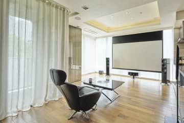 日常生活とエンタメをシームレスに楽しむ！ マンションのLDKで120型／5.1.4chシアター