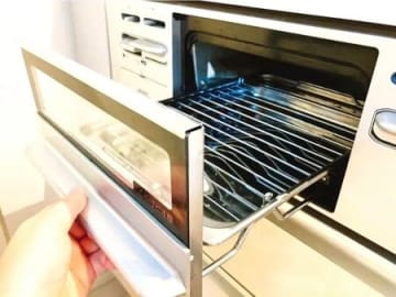 魚焼きグリルの汚れが"ベロン"とはがれる！一瞬でキレイになる爽快テクに注目♪