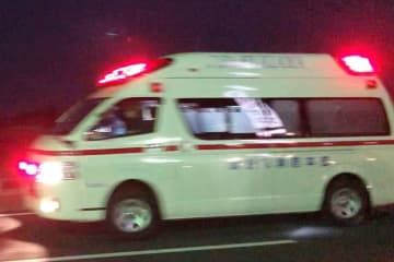 男性死亡…車を運転中、前の車にぶつかる　さらに家の壁に衝突、対向車も巻き込む　ほぼ直線道路　意識不明になり呼吸はあった男性は会社役員、病院で息を引き取る