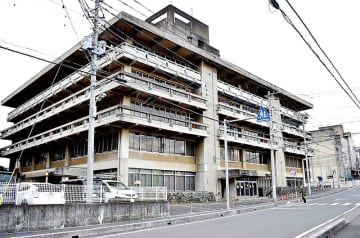 街中に残るコンクリートの巨大な建物…老朽化により閉鎖後もそのまま残る旧市庁舎と文化会館　跡地利活用の検討へアイデア募集　埼玉・所沢　「地域のにぎわいや回遊性を生むような場所に」