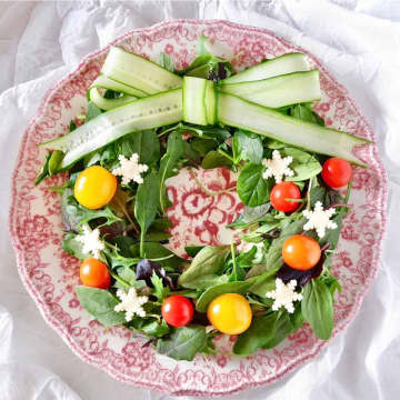 きゅうりのリボンがかわいい！「クリスマスリースサラダ」の作り方