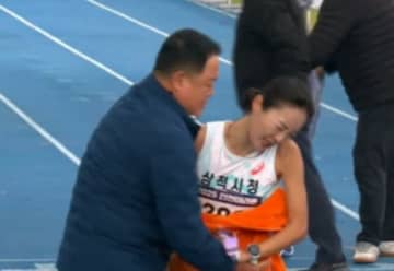 「悔しい」身体接触問題で資格停止···不服を唱えたキム・ワンギ監督＝韓国