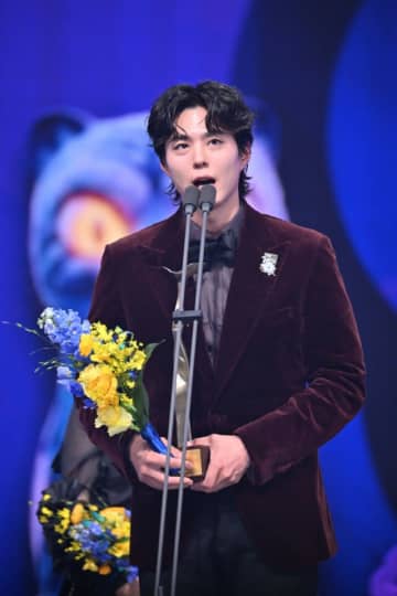 “今年の芸能人賞”パク・ボゴム「10年前は新人賞…大きな賞の受賞に感無量」＝「KBS芸能大賞」