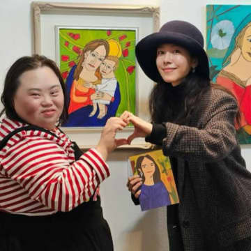 女優ハン・ジミン、チョン・ウネ展を訪問…変わらぬ友情