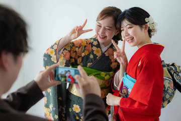 振袖着用時のNGポーズ　「ただ正面を向いて立つ」はダメ？　着物老舗店が教える美しい写真の撮り方とは