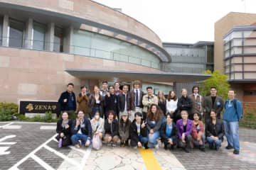 ZEN大学がミネルバ大学と国際協働、逗子の海を再現した「デジタル教材」を1日で制作