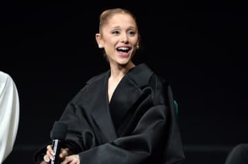 アリアナ・グランデ、米TV『SNL』で「恋人たちのクリスマス」のユーモラスな替え歌披露