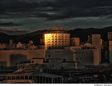 日常の街が想像を超えた造形美を見せる 白鳥真太郎写真展「光と影、色・形 ２」