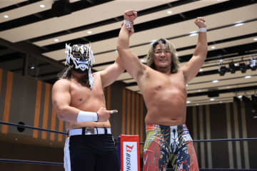 【新日本】棚橋弘至、涙の地方巡業ラストマッチ！ 宇都宮でデスペラード撃破、エアギター3連発で別れを惜しむ「東京ドームまで、あと一つ。ちょっくら、全力で盛り上げてきます」