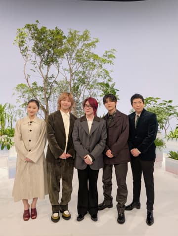 若井滉斗（Mrs. GREEN APPLE）×堂安律　音楽とサッカー、最前線で活躍する2人がドイツで対面…何を話した？