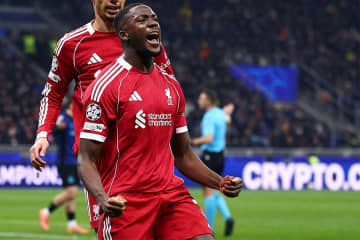 フランス代表のコスプレ姿が「大好き」　漫画キャラに変身…遠藤航も反応「Gokuuuu」