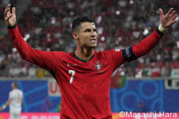 ｢40歳には見えない肉体美｣クリスティアーノ・ロナウド、サウナあがりのパンイチ仁王立ち腹筋バキバキショットが沸騰