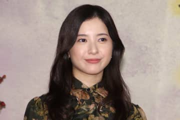 吉高由里子がツッコミ「こらこら」　『M-1』限定CMが「完成度高すぎ」…登場の“美女”にも注目