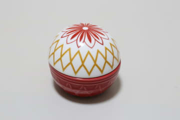 ダイソーで買えると思わなかった！「まるでボンボニエールみたい♡」蓋付きの可愛い食器