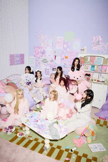 本田仁美所属のSAY MY NAME、“パジャマ姿”が可愛すぎる！新AL『&Our Vibe』コンセプトフォト公開