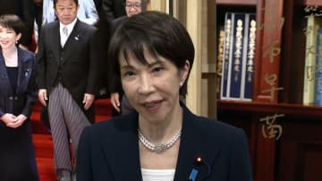 高市首相が報道写真展を訪問　自身の写真に「崇高雄渾」とサイン　就任2カ月迎え「不安を安心と希望に変えていく」