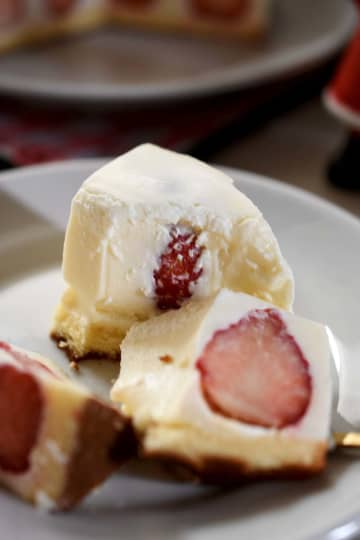 とろける口どけ♪スポンジ土台の「いちごのレアチーズケーキ」