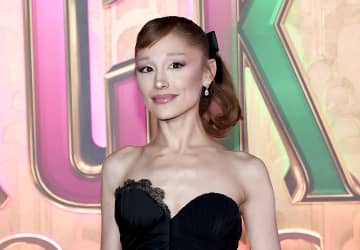 アリアナ・グランデ、映画『ホーム・アローン』過激パロディで血みどろのケヴィン役に