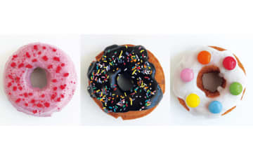 ホットケーキミックスで絵本『ドーナツペンタくん』のかんたんドーナツを作ろう！ チョコレートデコレーションのアレンジもご紹介♪